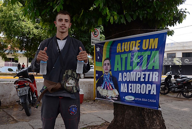 Para realizar sonho, atleta de 20 anos vende água em semáforos