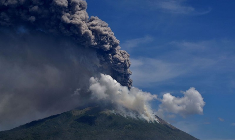 Erupção de vulcão na Indonésia obriga retirada de 4,4 mil habitantes