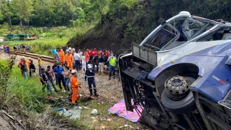 Ônibus cai de viaduto na BR-381 em João Monlevade; segundo bombeiros, há 17 mortos