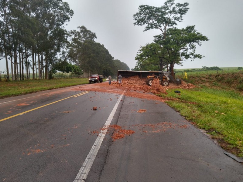 Caminhão carregado com blocos e tijolos tomba na Assis Chateaubriand