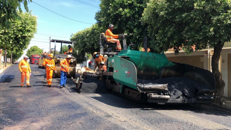 Novos trechos de ruas são recapeados em bairros e no Centro