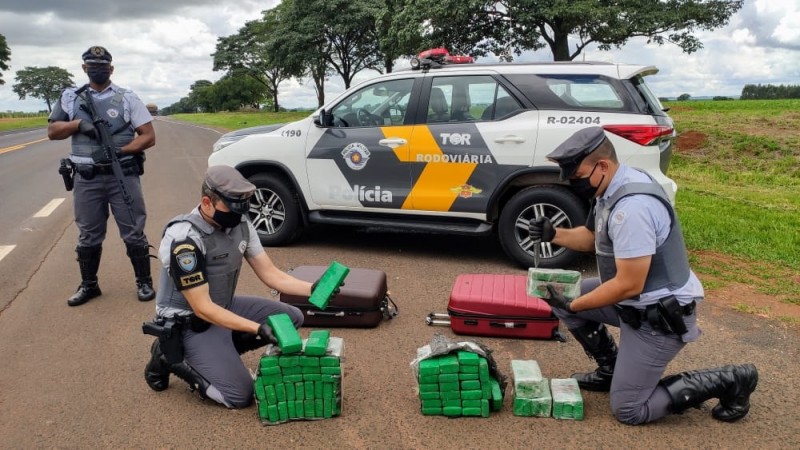 TOR prende dupla com tijolos de maconha escondidos em malas