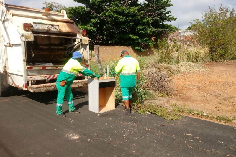 Equipe da Zeladoria Urbana atua em diversas áreas da cidade