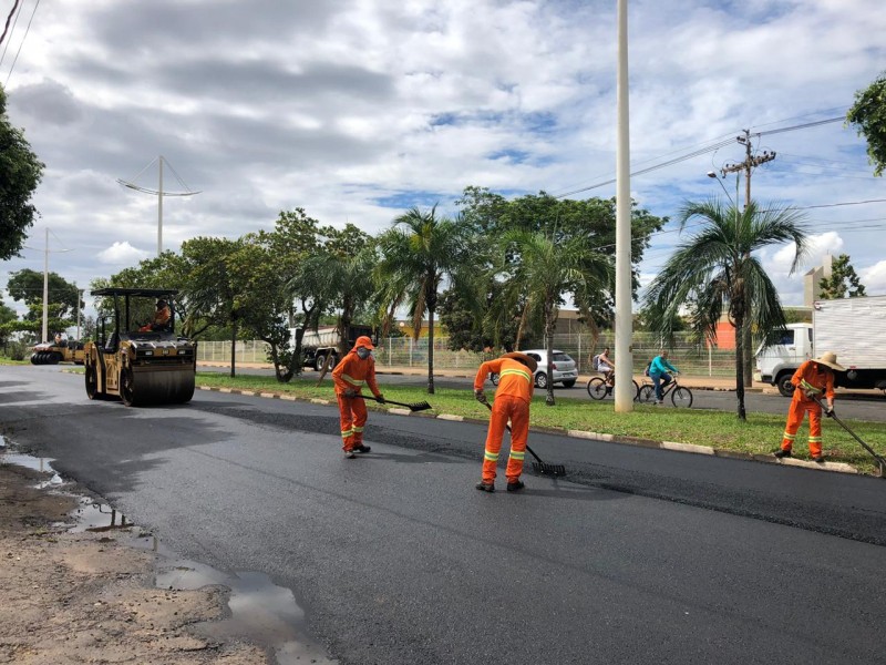 Recapeamento asfáltico continua pelas ruas da cidade