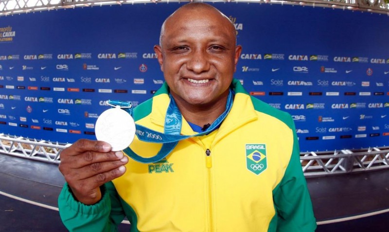 Após 20 anos de espera, Cláudio Roberto Sousa recebe medalha olímpica