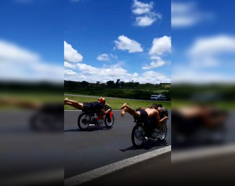 Motociclistas são flagrados deitados em motos durante racha na Rodovia Washington Luís