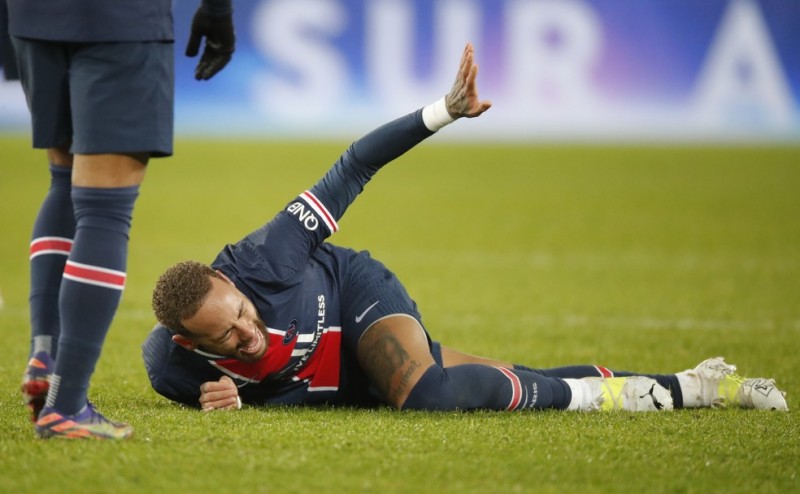 Neymar se machuca em falta de Thiago Mendes e sai chorando em derrota do PSG