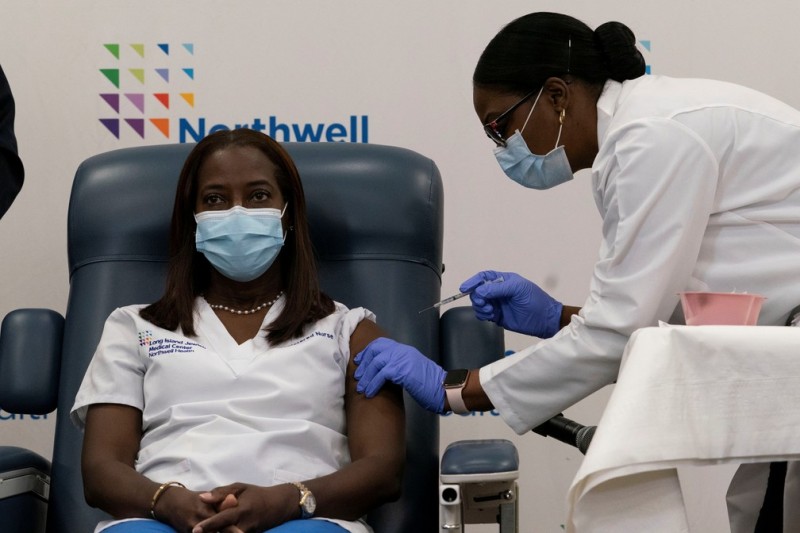 Vacinação contra a Covid começa nos EUA e no Canadá; enfermeira é 1ª receber em NY