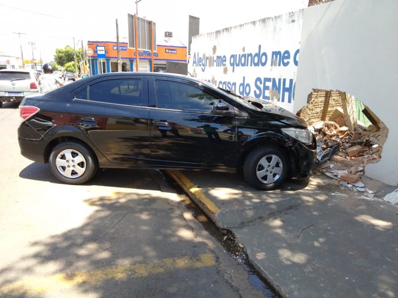 Mulher colide veículo em muro de imóvel