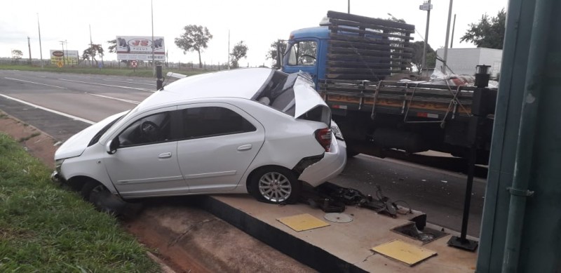 Caminhão sem freio bate na traseira de carro em pedágio na Marechal Rondon