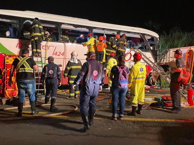 Colisão entre ônibus e caminhão na Assis deixa 7 mortos e outros 34 feridos