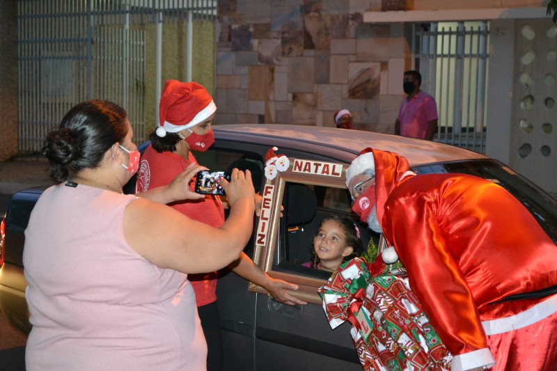 Lactário entrega presentes de Natal em esquema drive-thru