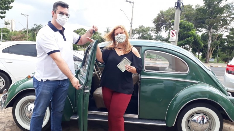 Rotary entrega Fusca para ganhadora de promoção