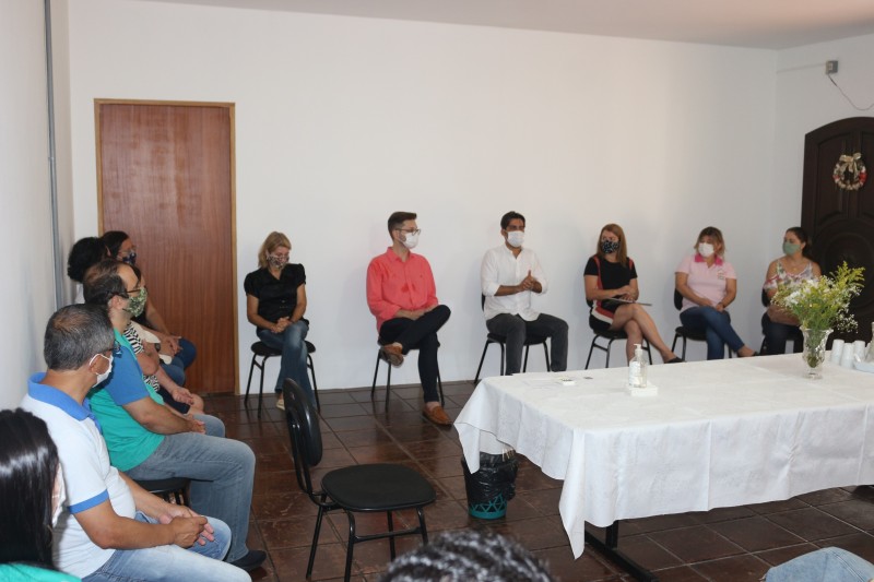 Caíque Rossi visita equipe da Sasc