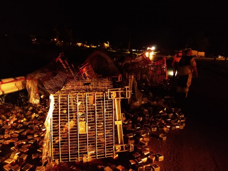 Carga de carne enlatada tomba na rodovia Assis Chateaubriand