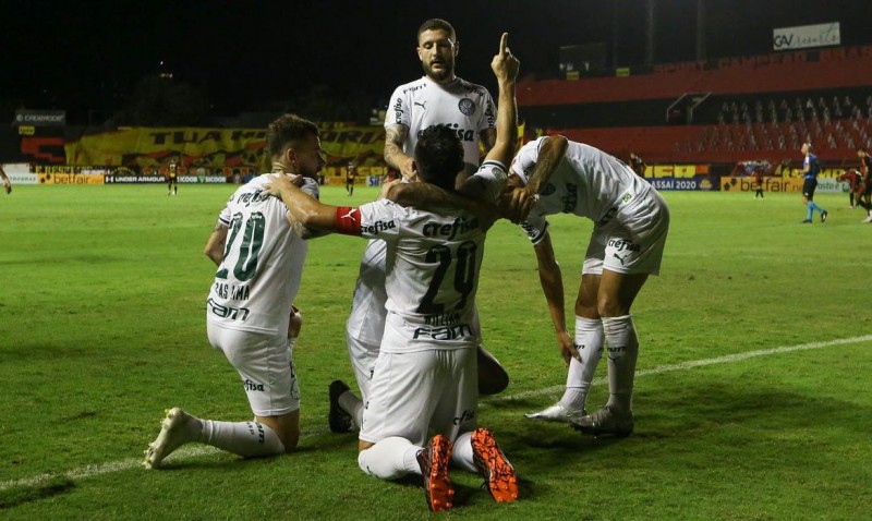 Com polêmica no final, Palmeiras bate o Sport na Ilha do Retiro