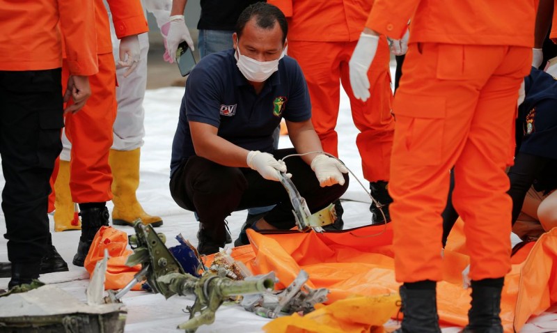 Encontrados corpos e destroços do Boeing 737 que caiu na Indonésia
