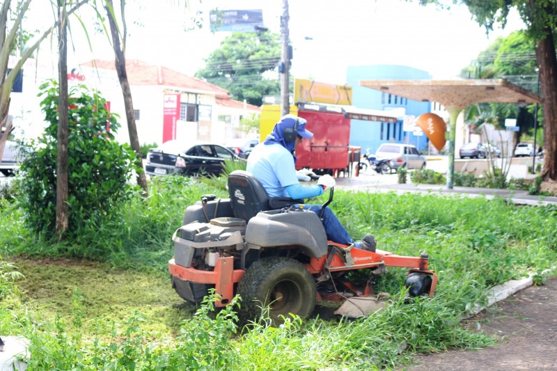 Secretaria de Agricultura atua em serviços de limpeza de praças e áreas verdes