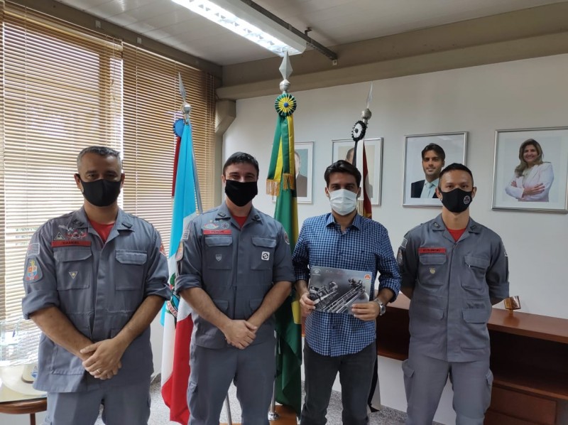 Prefeito recebe representantes do Corpo de Bombeiros