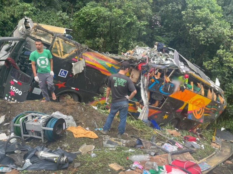 Acidente com ônibus na BR-376 em Guaratuba deixa 19 mortos e 33 feridos, diz PM