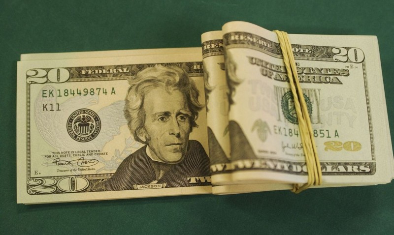 Dólar fecha em R$ 5,47 e tem maior alta mensal desde março de 2020