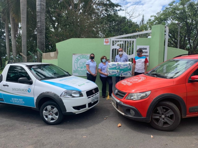 Sincomércio entrega 5.480 fraldas geriátricas ao Lar Vicentino e Hospital Espírita