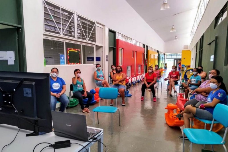 Profissionais das escolas municipais participam de encontro virtual