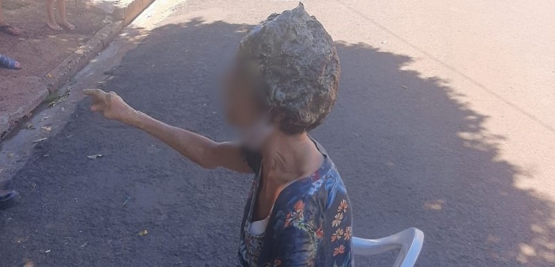 Homem é preso suspeito de despejar litros de cola de sapateiro em mulher