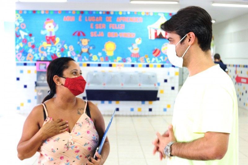 Pais conferem medidas de segurança das escolas para volta às aulas presenciais