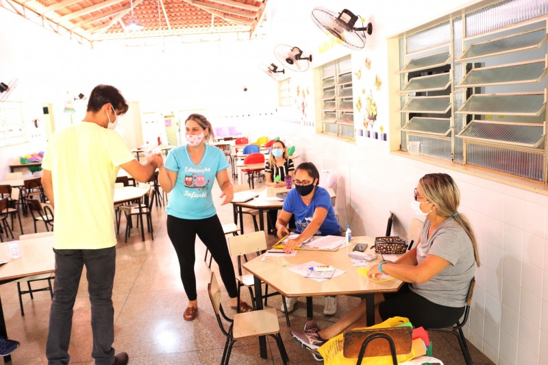 Caíque Rossi acompanha preparação das escolas