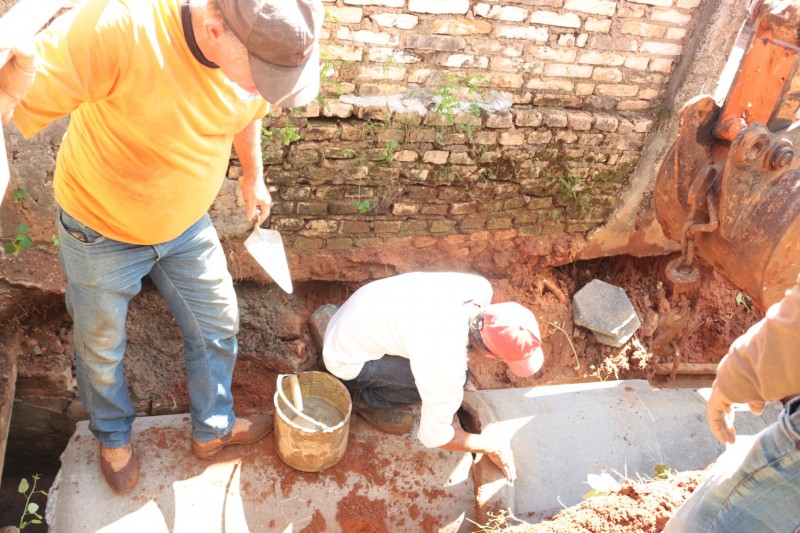 Obras promove reparo em coletor pluvial na Rui Barbosa