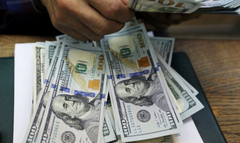 Dólar fecha a R$ 5,60 e sobe 2,39% em fevereiro