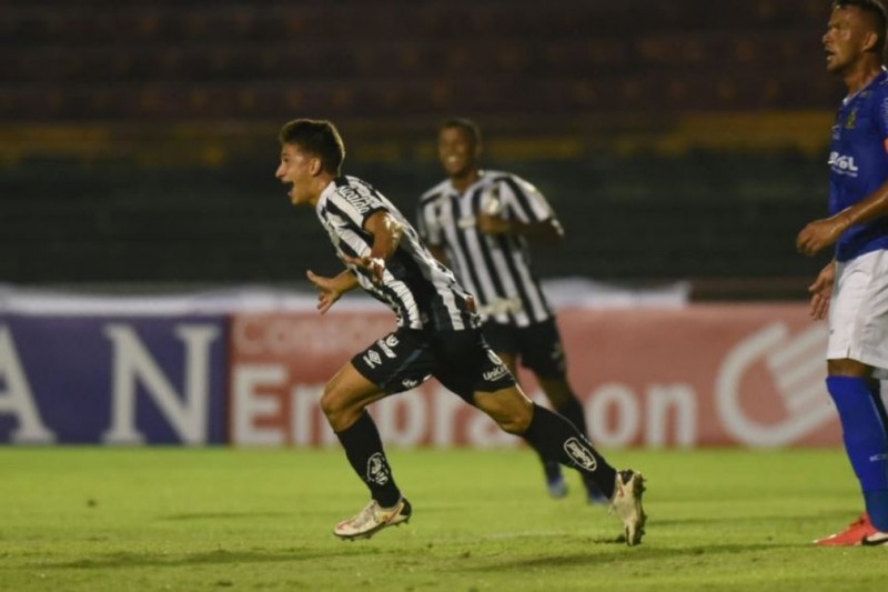 Com Holan de olho, Gabriel Pirani festeja primeiro gol como profissional no Santos