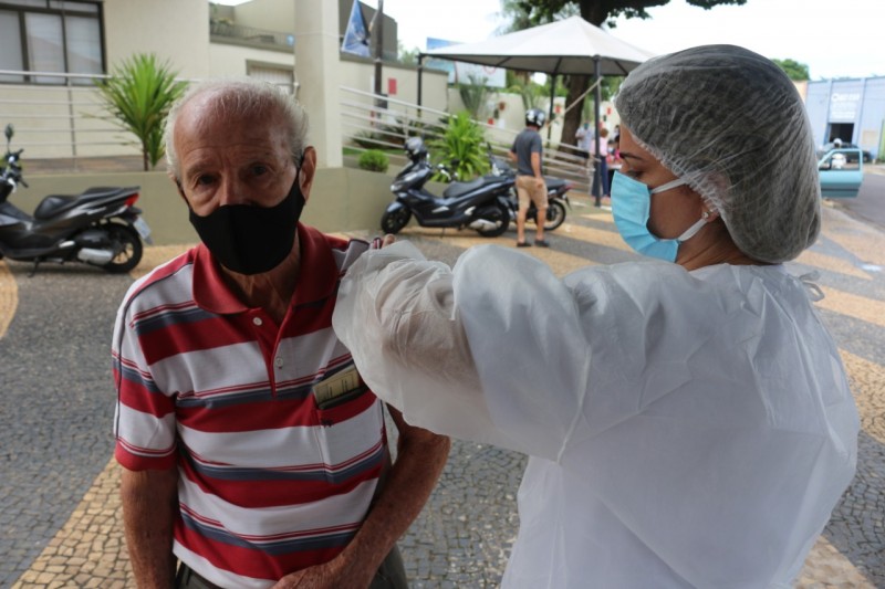 Drive-thru de vacinação continua hoje e amanhã no Clube Penapolense