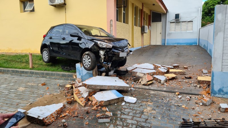 Condutora colide carro em muro da Prefeitura de Barbosa