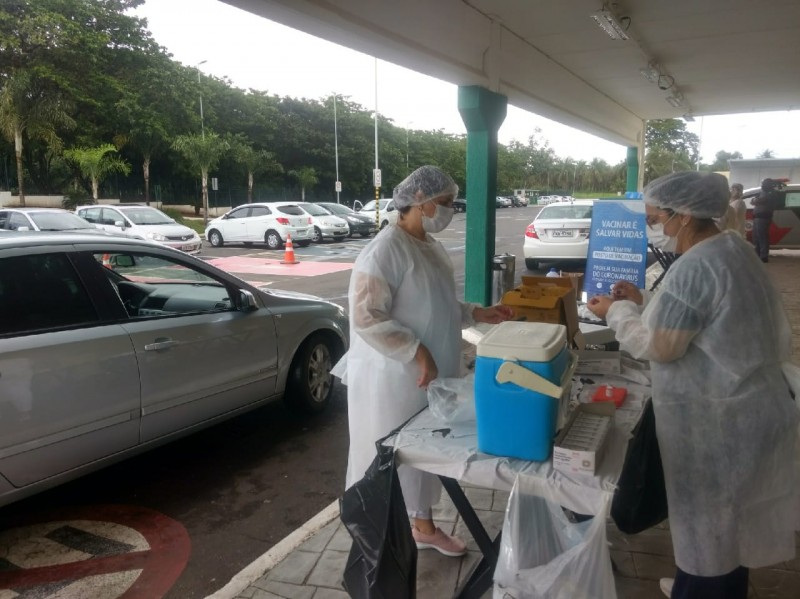 Idosos de 85 a 89 anos podem se vacinar hoje em drive thru