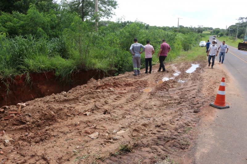 Secretaria de Obras corrige erosão próxima à estrada Armando Viana Egreja