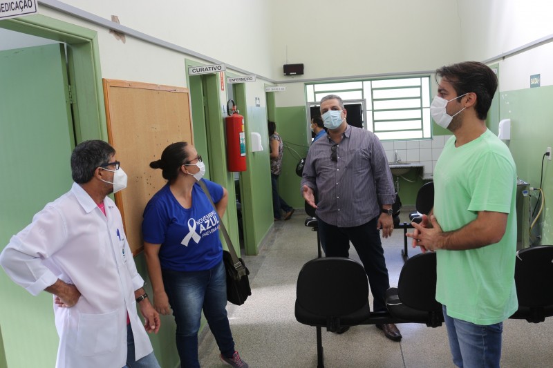 Prefeito Caíque Rossi visita unidades de saúde e conversa com servidores e pacientes