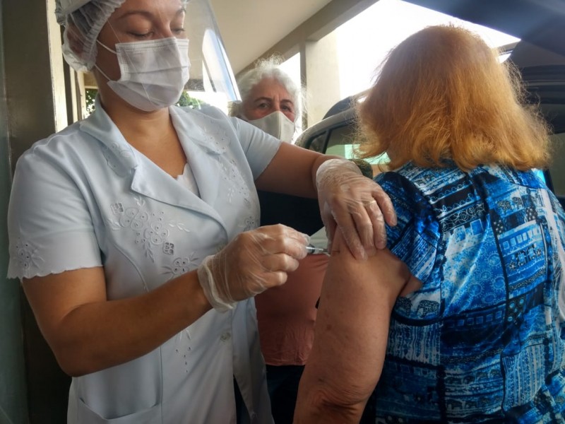 Idosos com mais de 75 anos podem se vacinar em frente ao Clube Penapolense