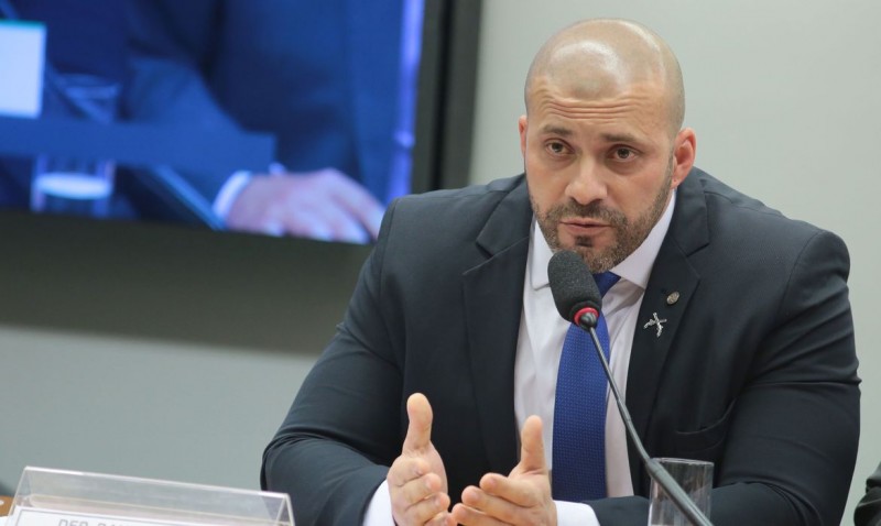 Alexandre de Moraes determina prisão domiciliar para Daniel Silveira