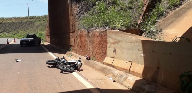 Jovem fica gravemente ferida ao cair de moto em viaduto na Marechal Rondon