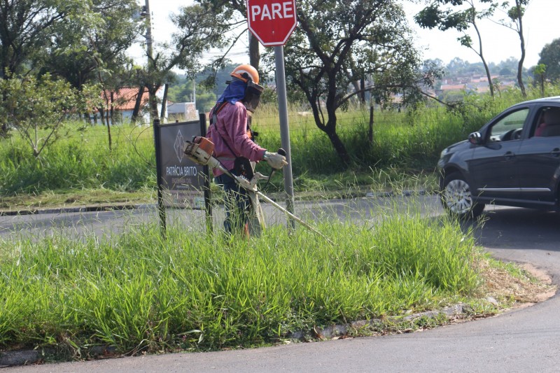 Agricultura executa roçagem em canteiro central da Irmãos Buranello