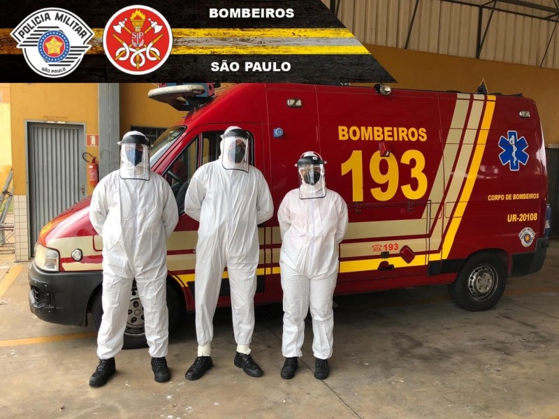 Bombeiros auxiliam atendimento a paciente com a Covid-19