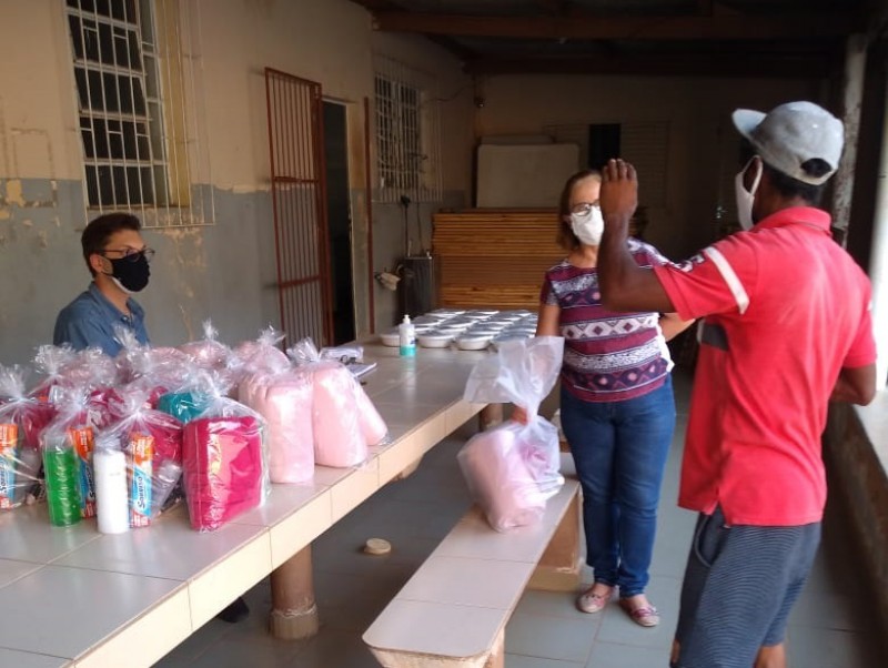 Assistência Social distribui kit higiene a pessoas em situação de rua