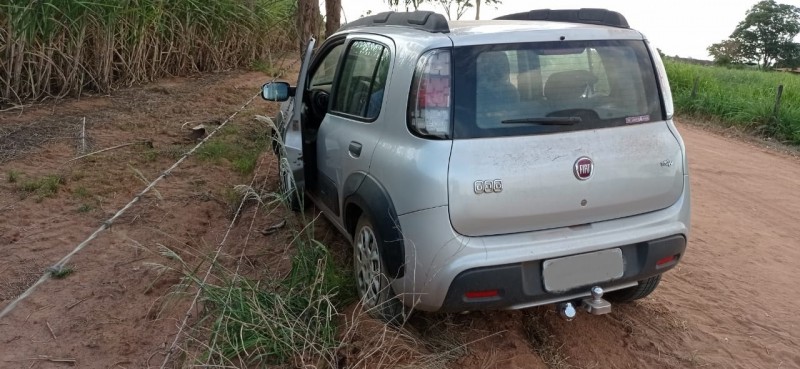 Aposentado de 68 anos morre após ser encontrado com veículo batido em cerca