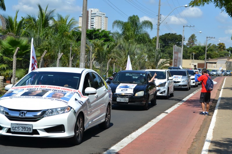 Carreata defende vacinação de todos os profissionais da Educação