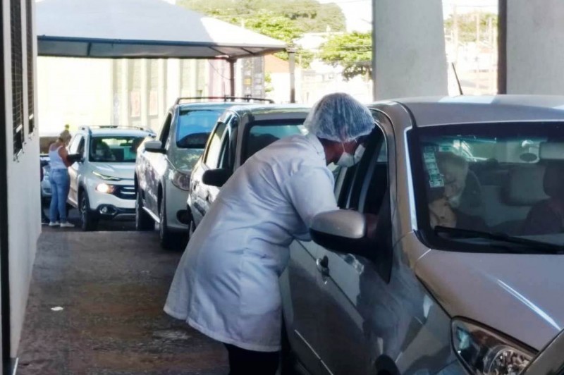 Vacinação contra a Covid-19 é ampliada para idosos de 64 anos