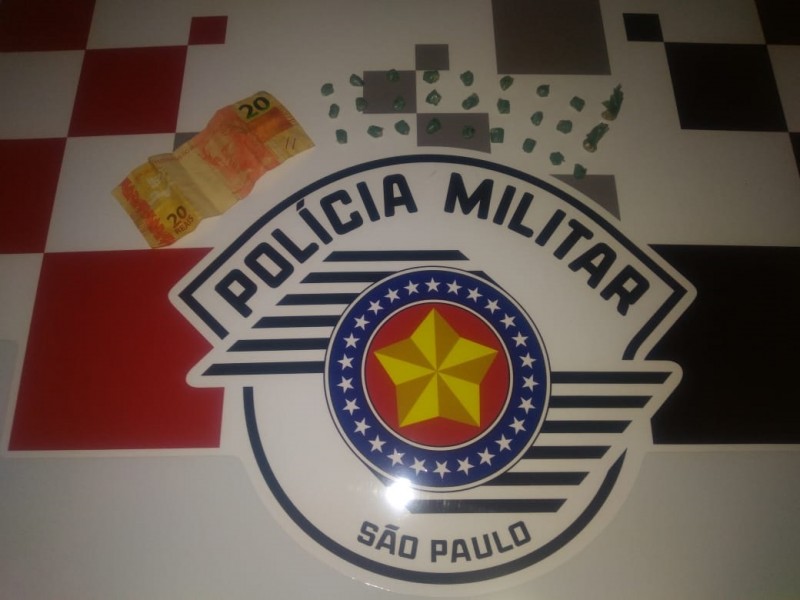 Jovem é preso pela Polícia Militar com pedras de crack escondidas em pochete