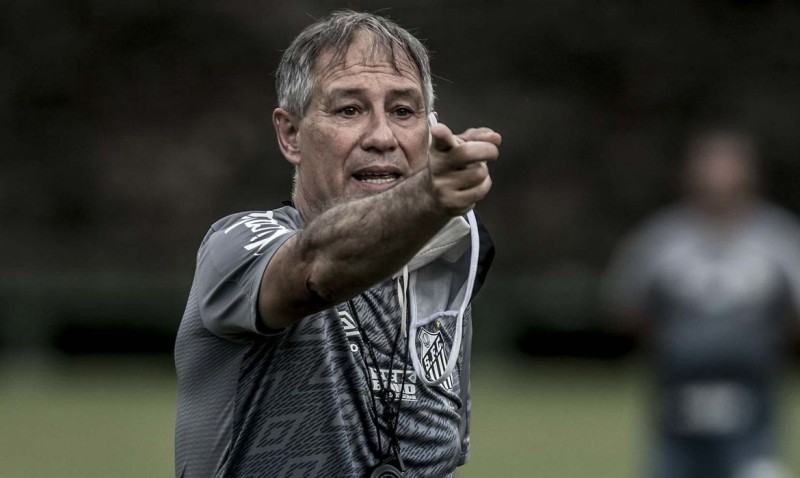 Após 2 meses no cargo, técnico Ariel Holan pede demissão do Santos