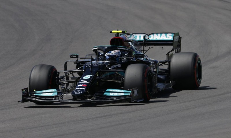 Bottas impede Lewis Hamilton de alcançar 100ª pole da carreira